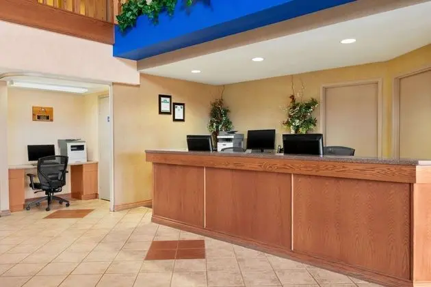 Days Inn & Suites by Wyndham Thompson - Lobi