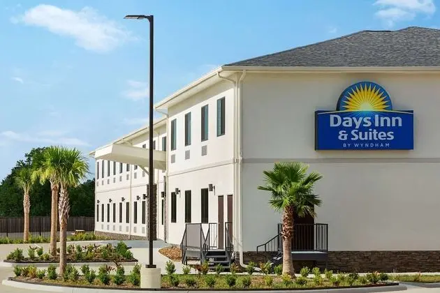Days Inn & Suites by Wyndham Tomball Houston NW