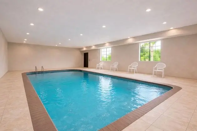 Days Inn & Suites by Wyndham Tomball Houston NW - Havuz