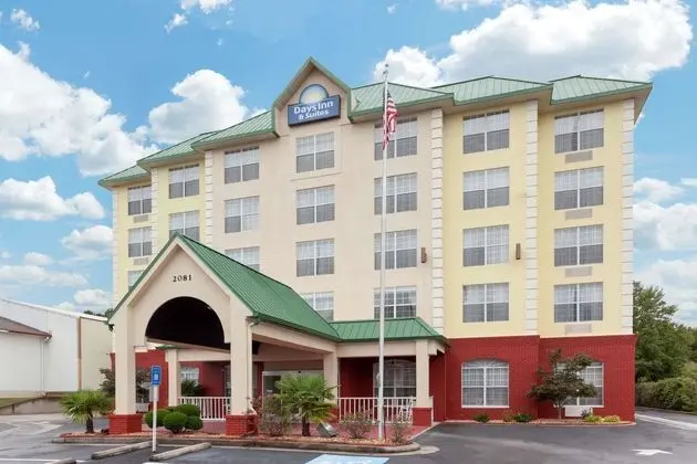 Days Inn & Suites by Wyndham Tucker/Northlake - Dış Mekan