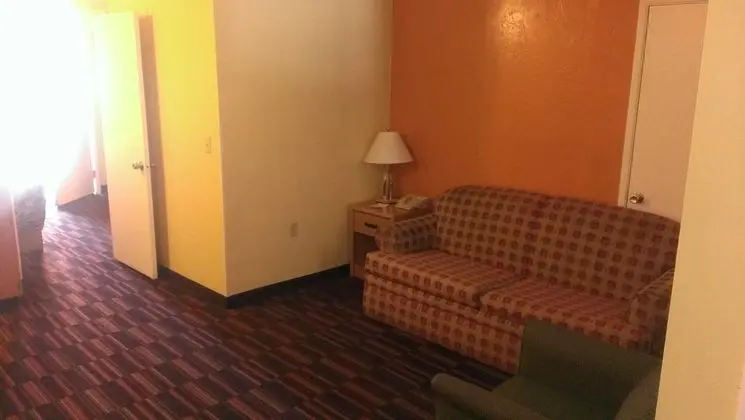 Days Inn & Suites by Wyndham Tucson AZ