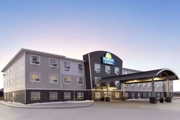 Days Inn & Suites by Wyndham Warman Legends Centre - 1