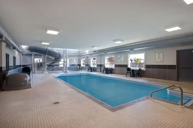 Days Inn & Suites by Wyndham Warman Legends Centre - Havuz
