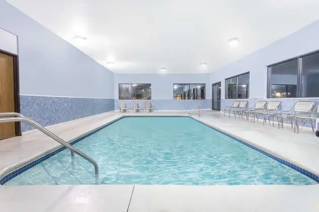 Days Inn & Suites by Wyndham Waterloo - Havuz