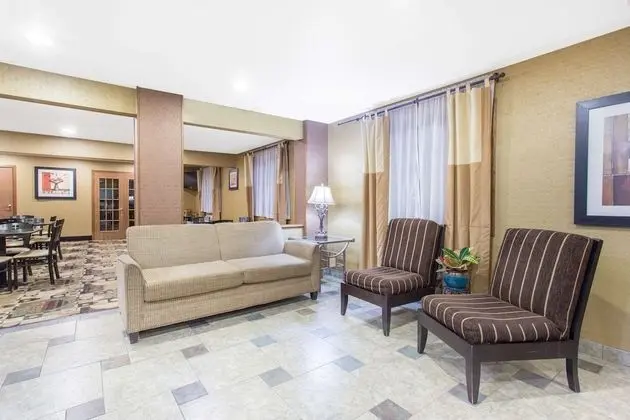 Days Inn & Suites by Wyndham Waterloo - Lobi