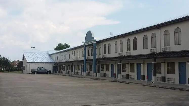 Days Inn & Suites by Wyndham Webster NASA