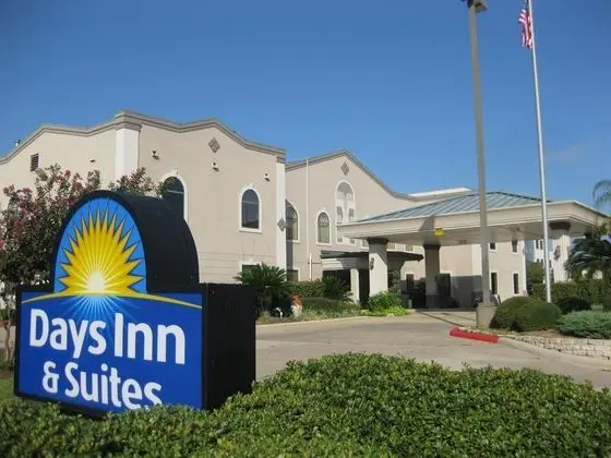 Days Inn & Suites by Wyndham Webster NASA