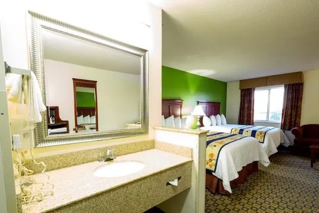 Days Inn & Suites by Wyndham Wichita - Genel