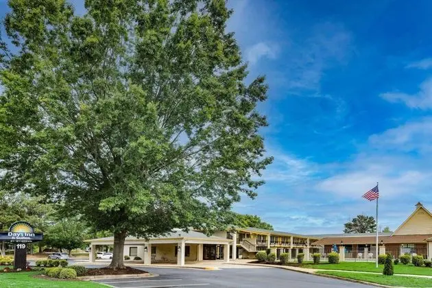 Days Inn & Suites by Wyndham Williamsburg Colonial - Dış Mekan