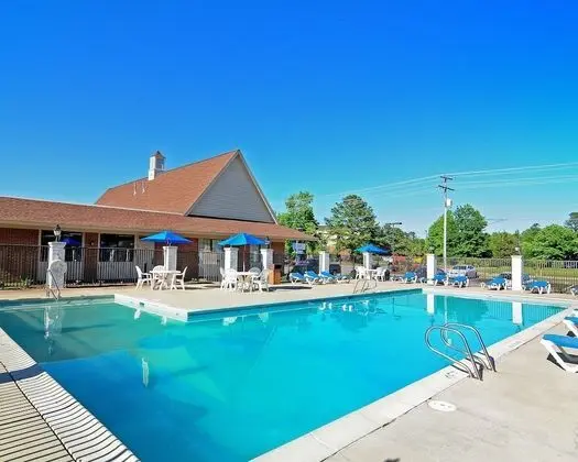 Days Inn & Suites by Wyndham Williamsburg Colonial - Havuz