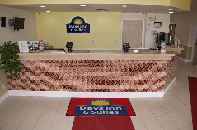 Days Inn & Suites by Wyndham Williamsburg Colonial - Lobi