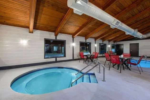 Days Inn & Suites by Wyndham Wisconsin Dells - Havuz