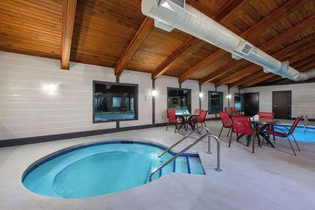 Days Inn & Suites by Wyndham Wisconsin Dells - Havuz