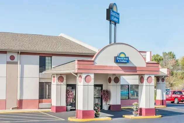 Days Inn &Suites by Wyndham Youngstown/Girard Ohio