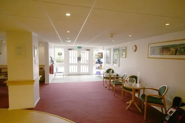 Days Inn by Wyndham Abington M74 - Lobi