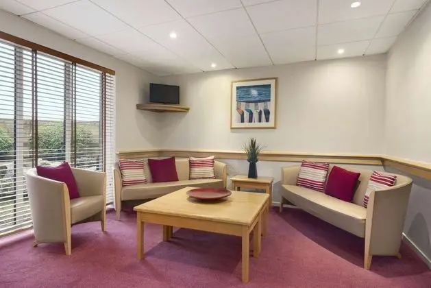 Days Inn by Wyndham Abington M74 - Lobi