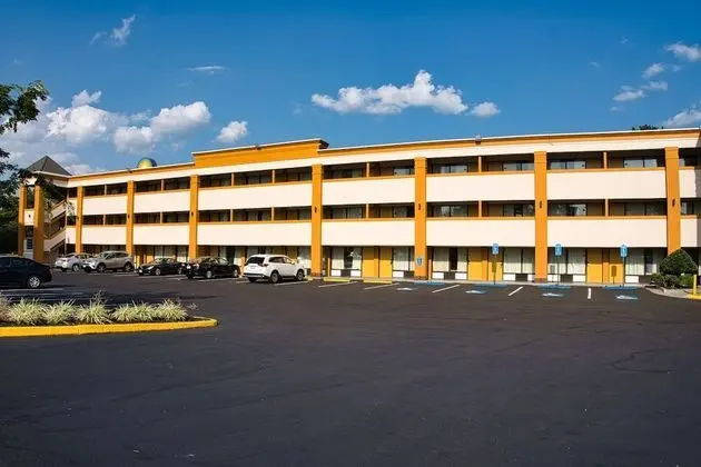 Days Inn by Wyndham Alexandria - Dış Mekan