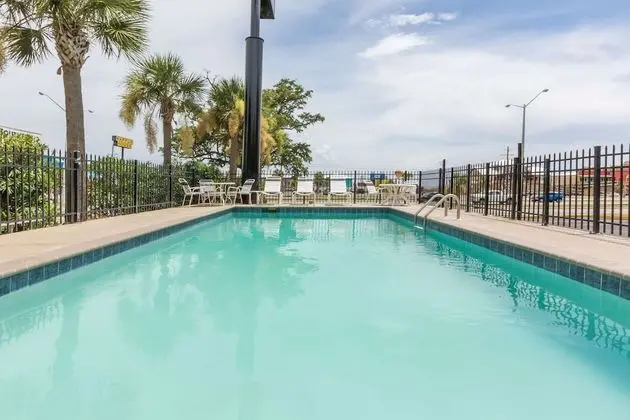 Days Inn by Wyndham Biloxi Beach - Havuz