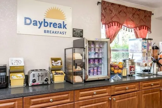 Days Inn by Wyndham Bradenton I-75