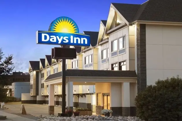 Days Inn by Wyndham Calgary Northwest - Dış Mekan