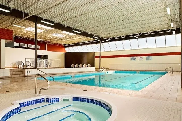 Days Inn by Wyndham Calgary South - Havuz