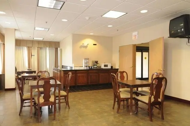 DAYS INN BY WYNDHAM CALUMET PARK