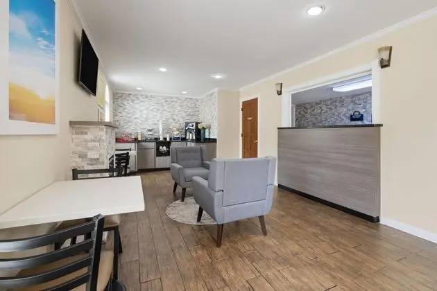 Days Inn by Wyndham Canton - Lobi