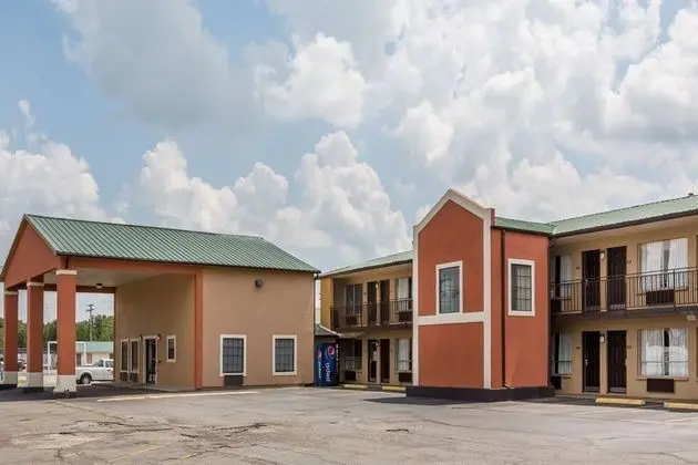 Days Inn by Wyndham Carlisle - 1