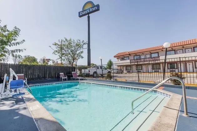 Days Inn by Wyndham Castaic Six Flags Magic Mountn - Havuz