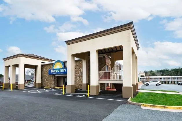 Days Inn by Wyndham Charlottesville/University Area - Dış Mekan