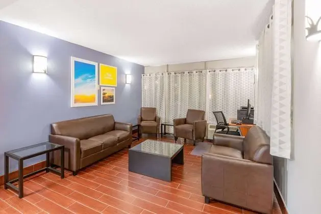 Days Inn by Wyndham Charlottesville/University Area - Lobi