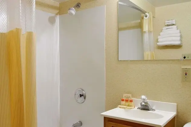 Days Inn by Wyndham Cleveland Lakewood - Oda