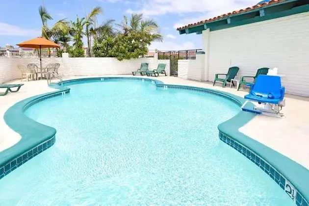 Days Inn by Wyndham Costa Mesa/Newport Beach - Havuz
