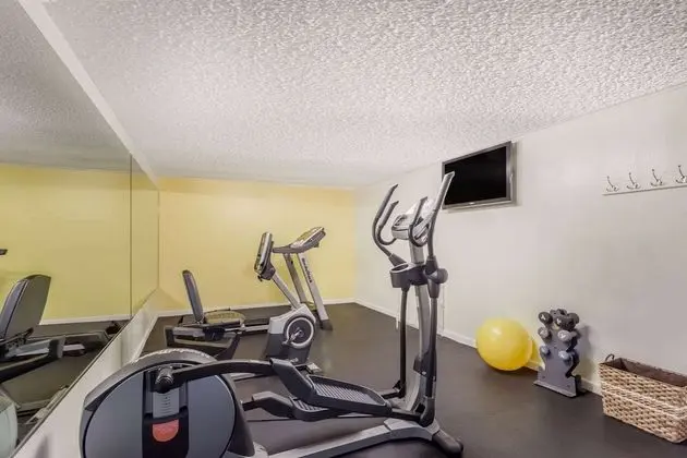 Days Inn by Wyndham Dover Downtown - Fitness