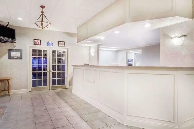 Days Inn by Wyndham Dover Downtown - Lobi
