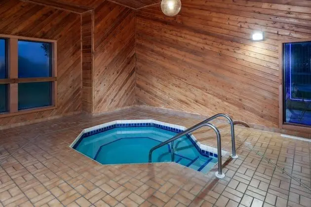 Days Inn by Wyndham Eagle River - Havuz