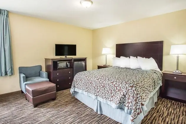 Days Inn by Wyndham Evansdale Waterloo - 1