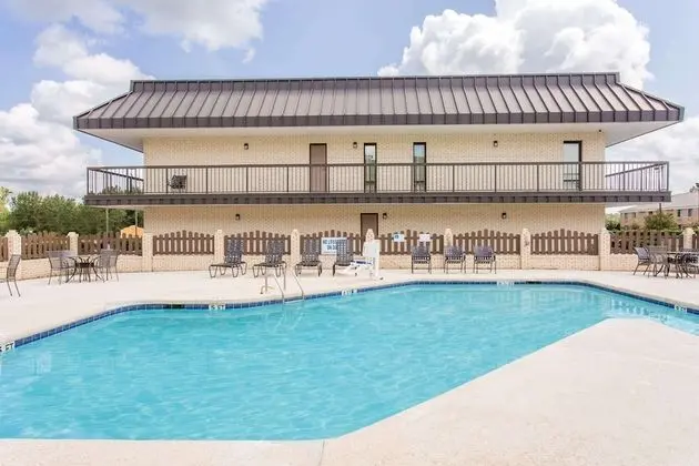 Days Inn by Wyndham Florence/I-95 North - Havuz