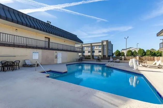 Days Inn by Wyndham Florence/I-95 North - Havuz