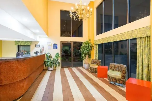 Days Inn by Wyndham Florence/I-95 North - Lobi