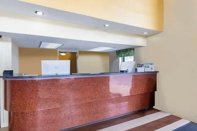 Days Inn by Wyndham Florence/I-95 North - Lobi