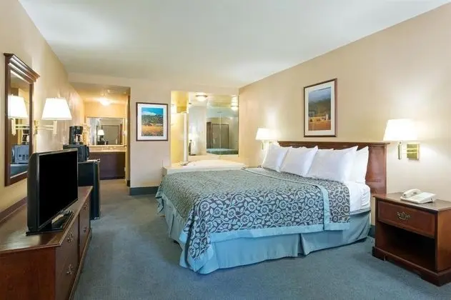 Days Inn by Wyndham Fontana / Rialto - 1