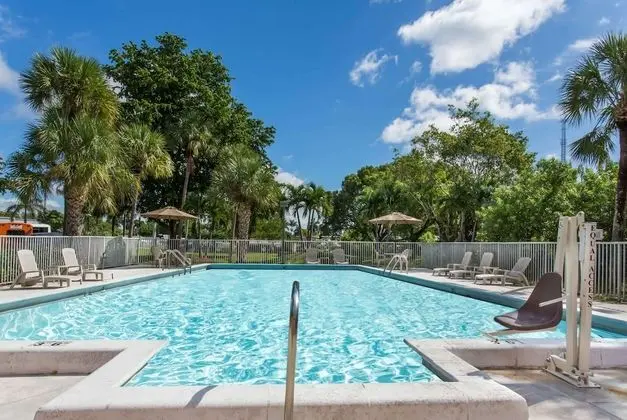 Days Inn by Wyndham Fort Lauderdale Airport Cruise Port - Havuz