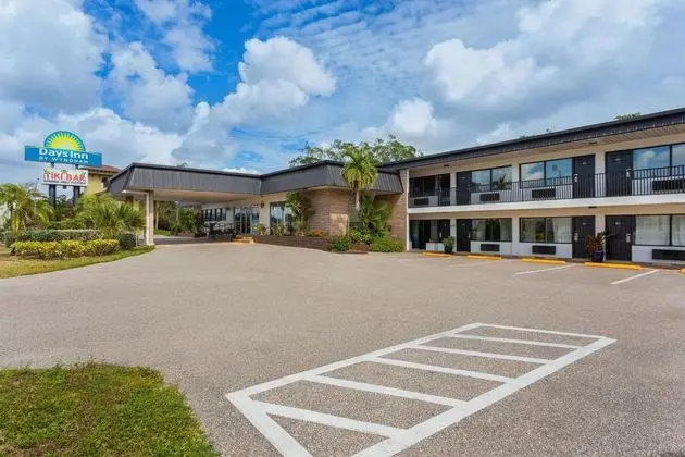 Days Inn by Wyndham Fort Myers Springs Resort - Dış Mekan