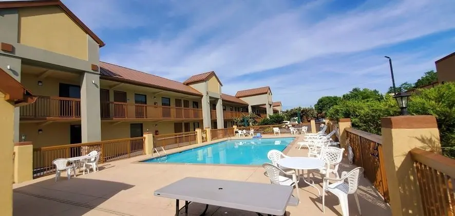 Days Inn by Wyndham Goodlettsville/Nashville - Havuz