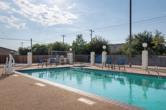 Days Inn by Wyndham Granbury - Havuz
