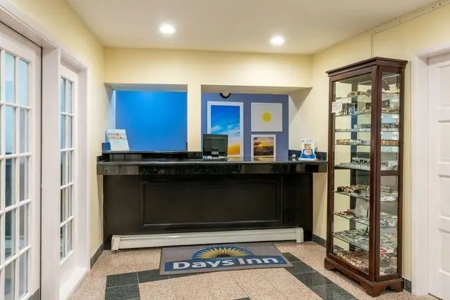 Days Inn by Wyndham Grants - Lobi