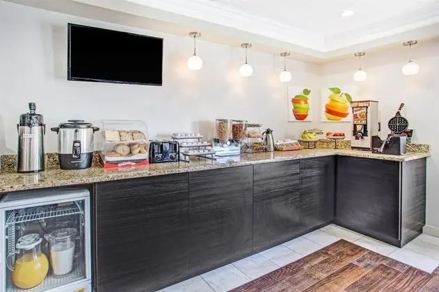 Days Inn by Wyndham Great Lakes - N. Chicago