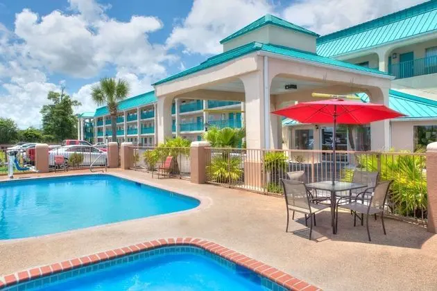 Days Inn by Wyndham Gulfport - Havuz