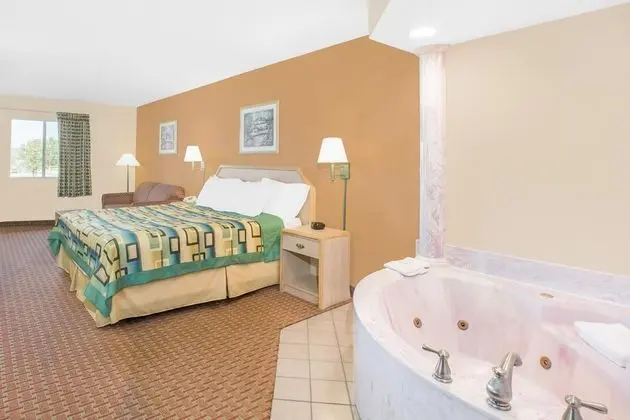 Days Inn by Wyndham Hamilton